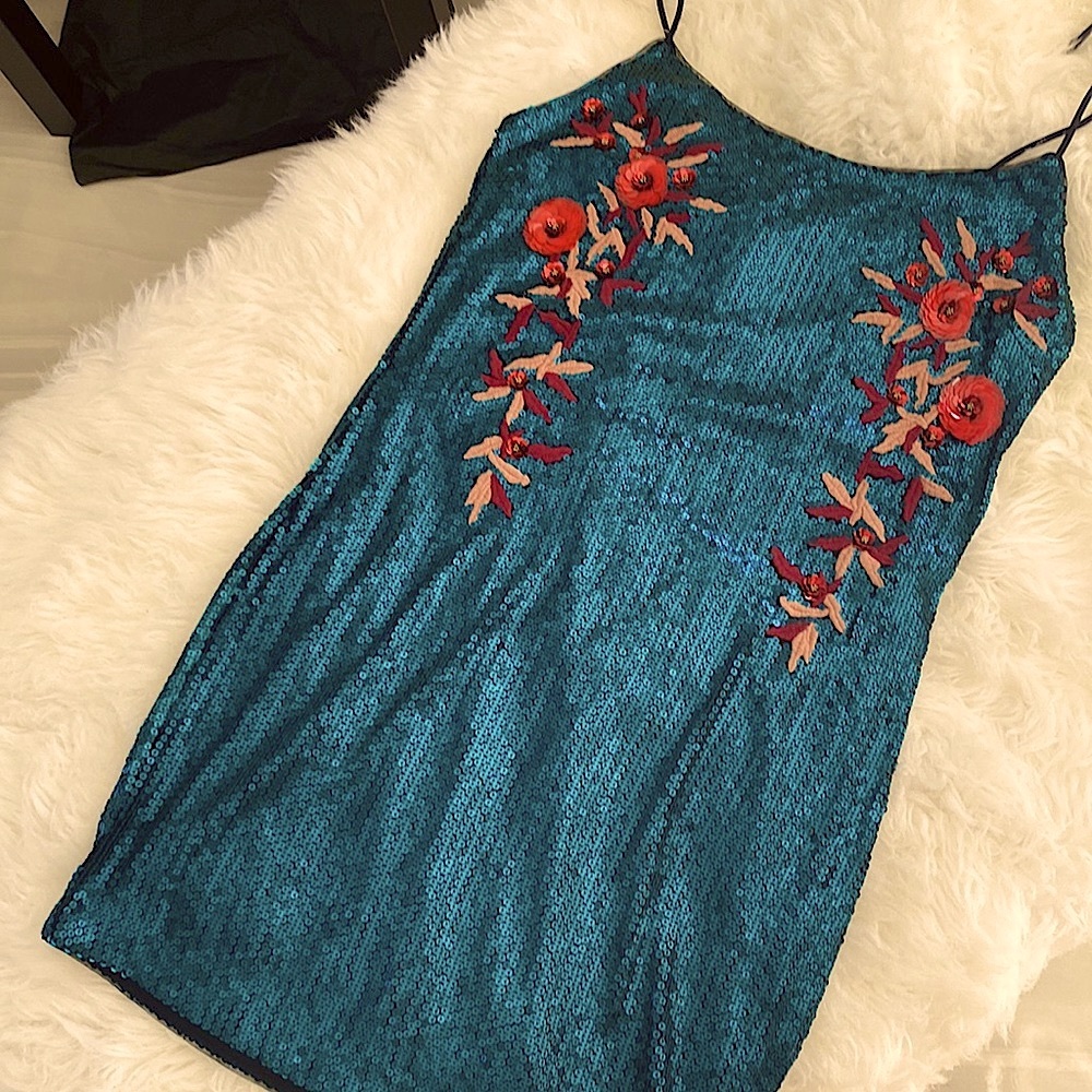 A mini dress by GUESS. Turquoise and coral looks stunning together!